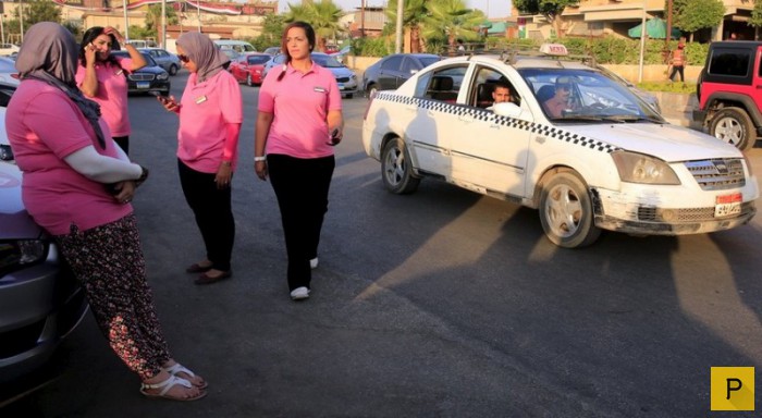 Розовое такси в Египте обслуживает только женщин (5 фото)