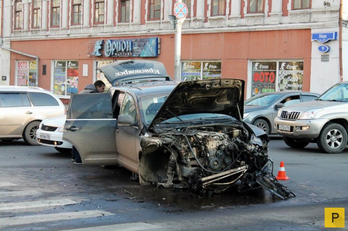 В Красноярске столкнулись "Volkswagen" и "Mitsubishi"