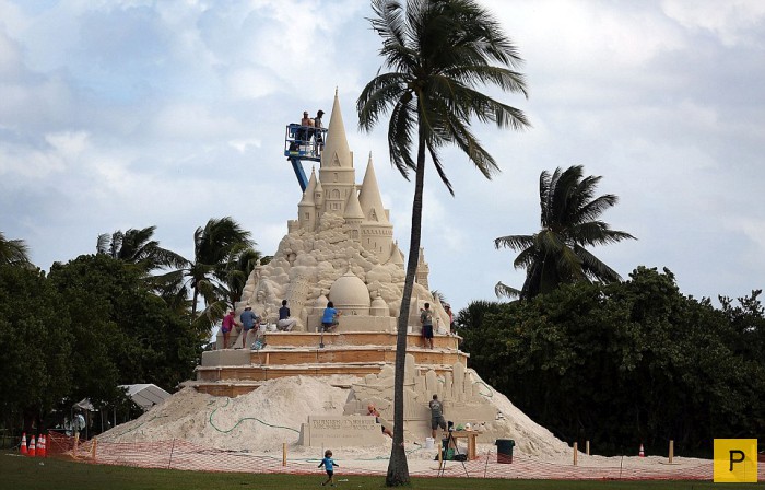 Самый высокий замок из песка строят на пляже во Флориде (9 фото)