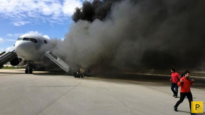 Пассажирский самолет Boeing 767 загорелся на взлетной полосе во Флориде (4 фото)