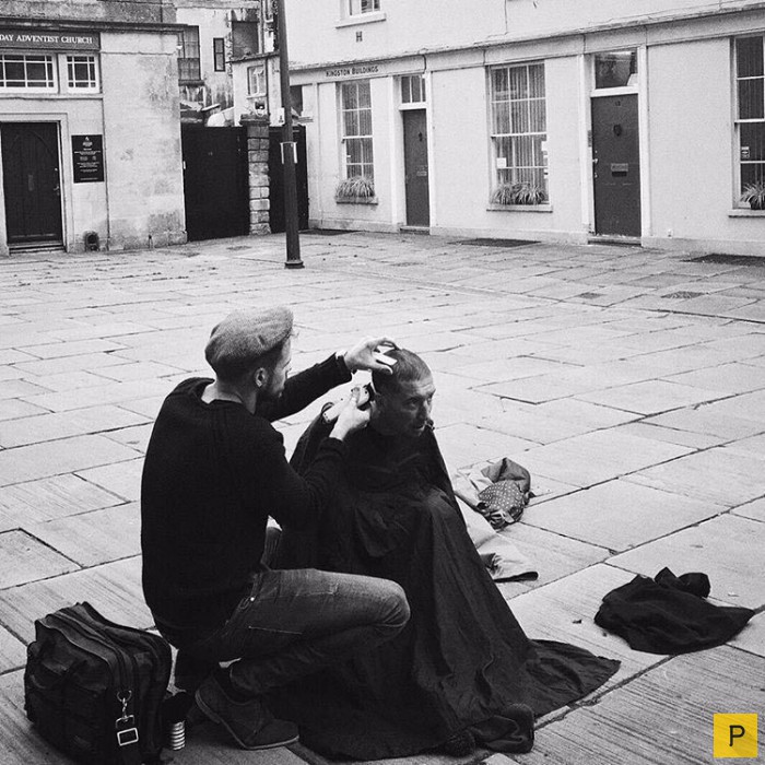 Английский парикмахер после работы стрижет бездомных (11 фото)