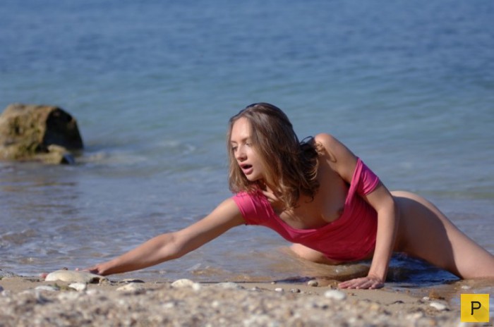 Симпатичная девушка купается в море (21 фото)