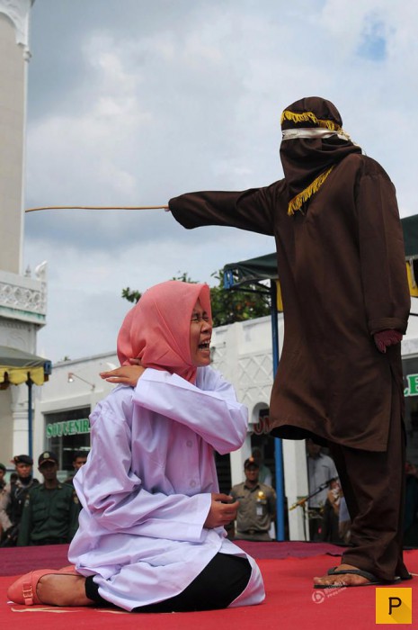 Публичное наказание за добрачный секс в Индонезии (5 фото)