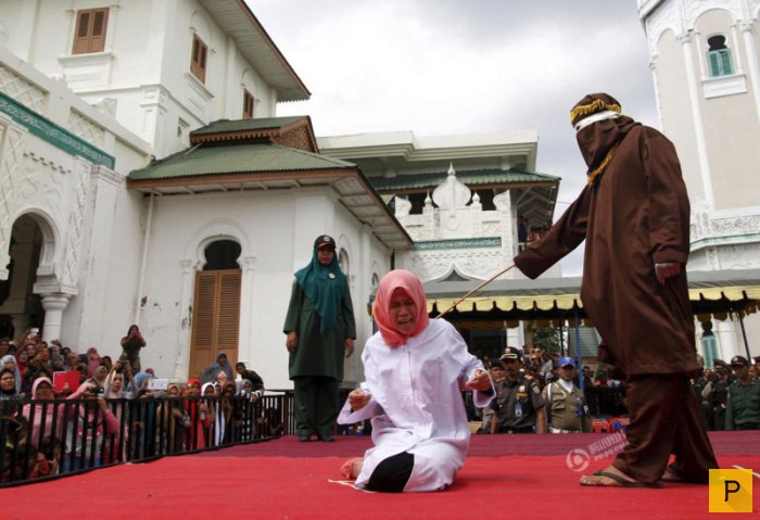 Публичное наказание за добрачный секс в Индонезии (5 фото)