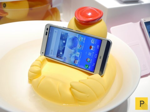 Необычный смартфон, который можно мыть с мылом в горячей воде (2 фото)