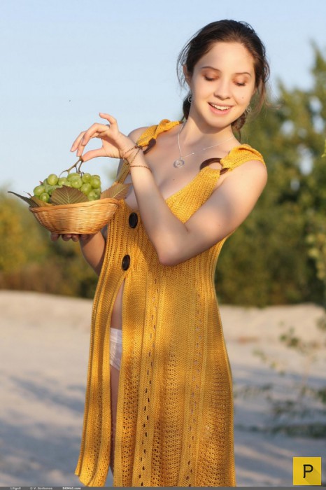 Миленькая девушка с виноградом (18 фото)