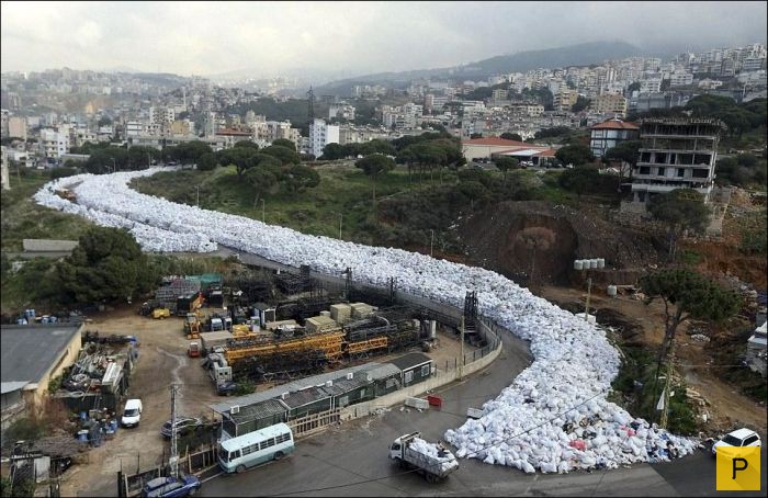 В столице Ливана Бейруте появилась "река мусора" (8 фото)