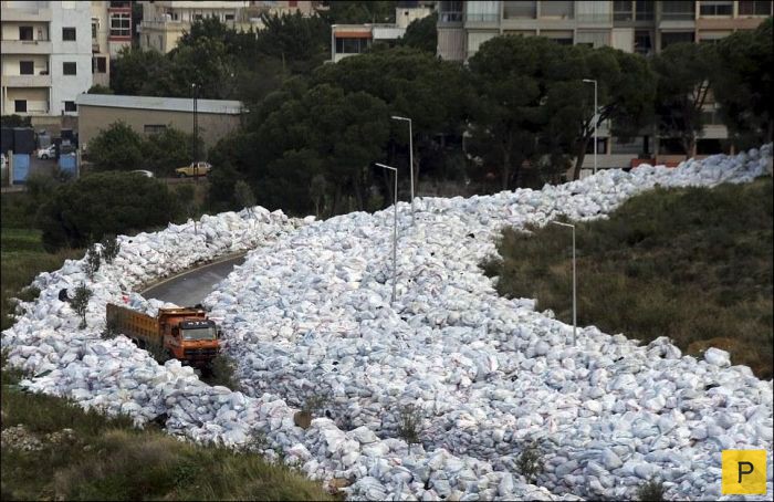 В столице Ливана Бейруте появилась "река мусора" (8 фото)