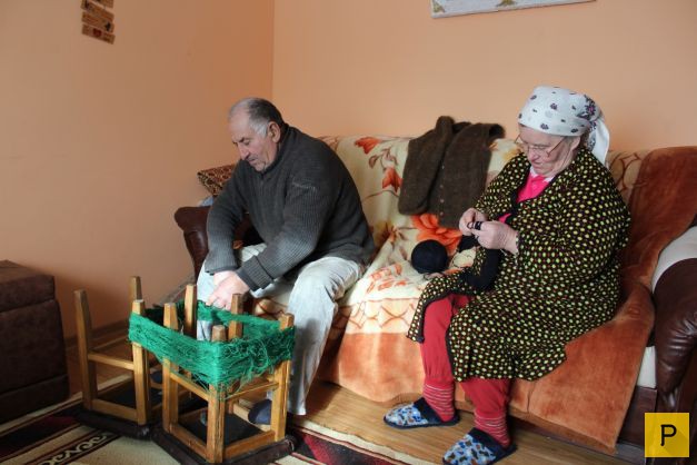 Румынская бабушка 20 лет собирала свои волосы для жилета (3 фото)