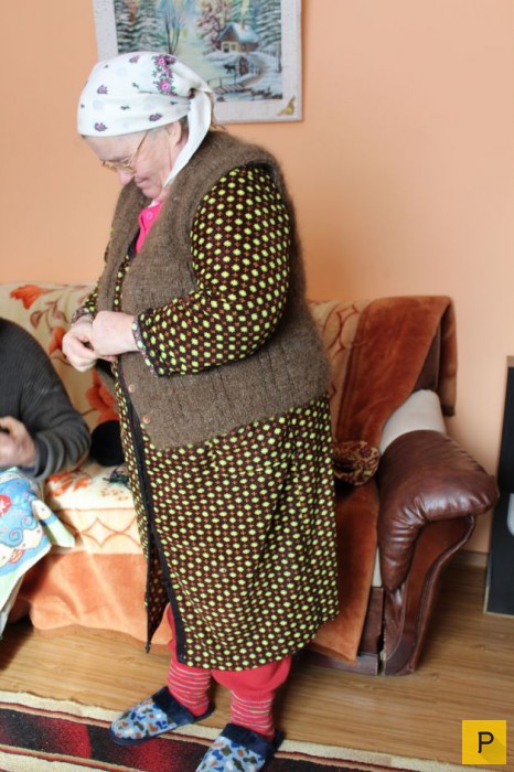 Румынская бабушка 20 лет собирала свои волосы для жилета (3 фото)