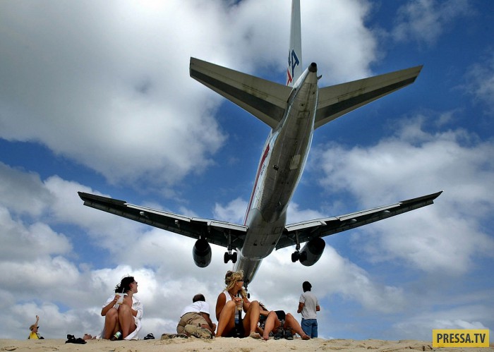 Аэропорт Сен-Мартен, где самолёты летают над головами отдыхающих (40 фото)