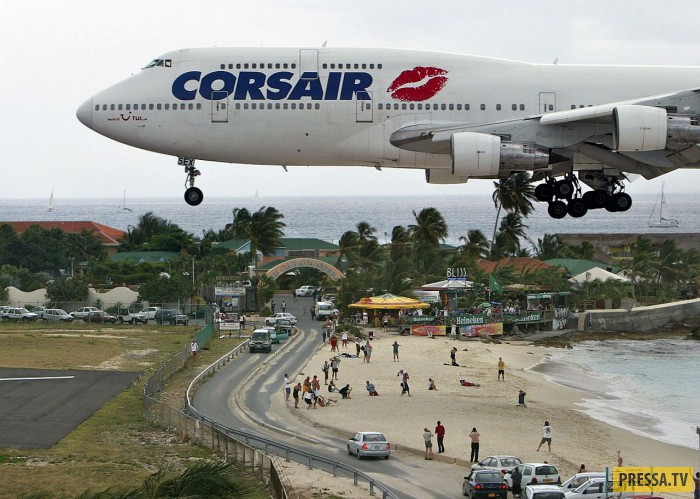 Аэропорт Сен-Мартен, где самолёты летают над головами отдыхающих (40 фото)