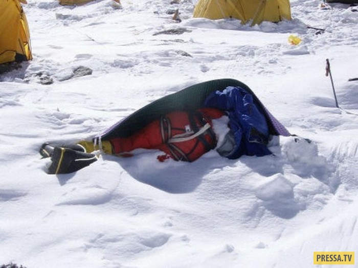 (18+) Вдоль всей дороги на Эверест лежат тела альпинистов (14 фото)