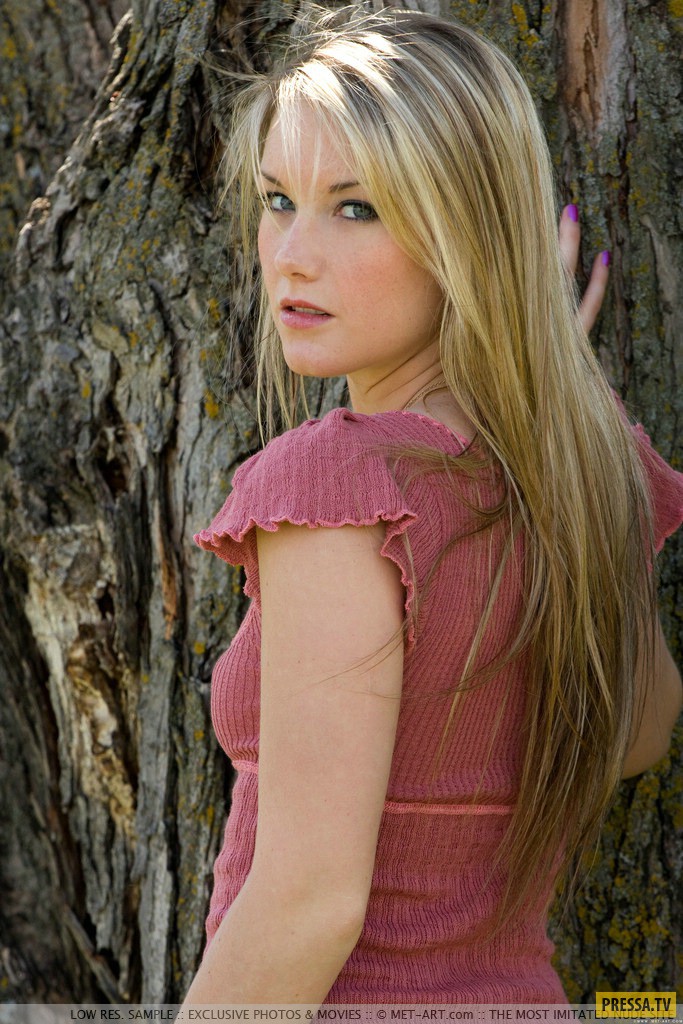 Привлекательная блондинка Jewel у дерева (16 фото) .