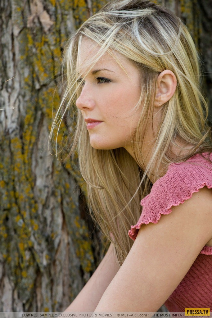 Привлекательная блондинка Jewel у дерева (16 фото) .