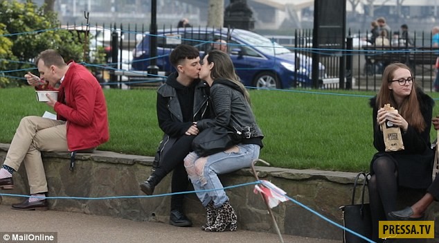 Подруги-лесбиянки проверили лондонцев на толерантность (6 фото)