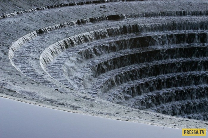 Водохранилище с очень необычными и эффектными водосбросами (18 фото)