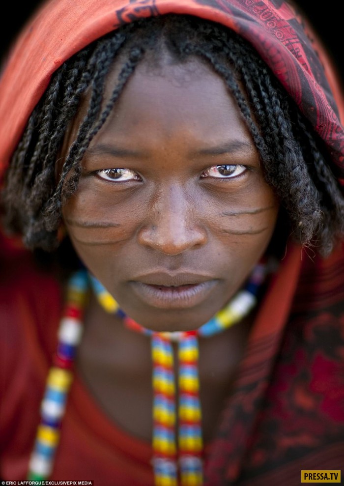 Красота требует жертв, или Как эфиопских девушек украшают шрамами (16 фото)