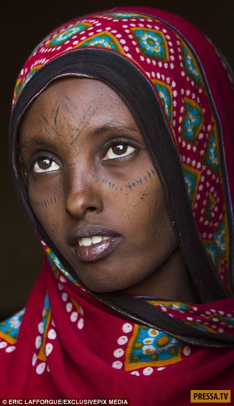 Красота требует жертв, или Как эфиопских девушек украшают шрамами (16 фото)