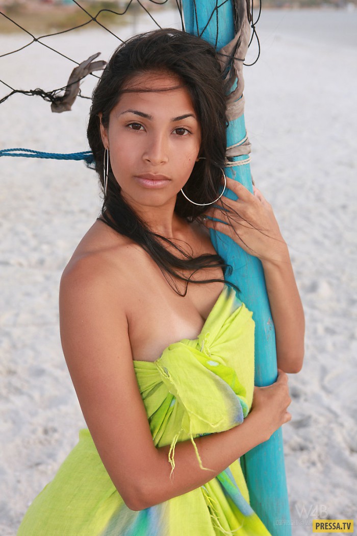 Смуглая латиноамериканка Ruth Medina на пляже (21 фото) .