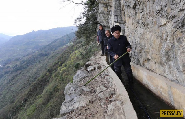 Китаец потратил 36 лет на рытьё канала, обеспечивающего водой его деревню (4 фото + видео)