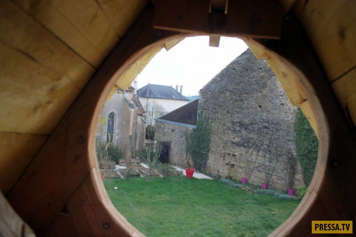 Сказочный замок из старых деревянных поддонов (15 фото)