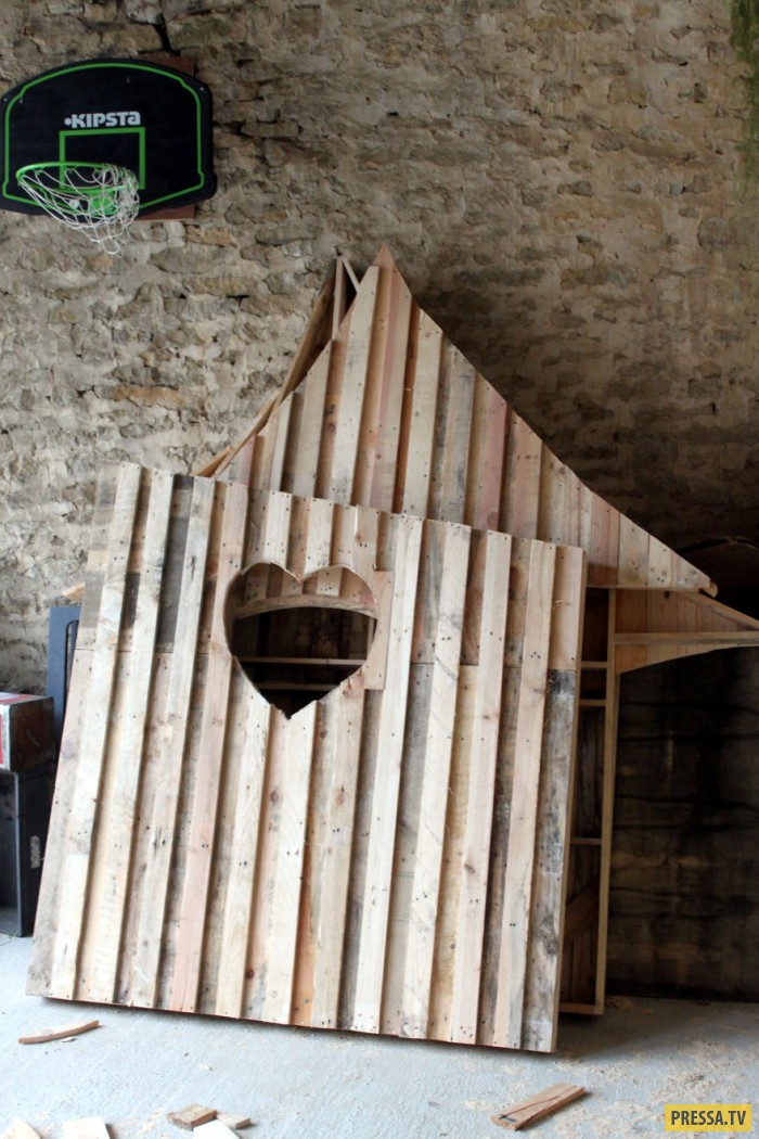 Сказочный замок из старых деревянных поддонов (15 фото)
