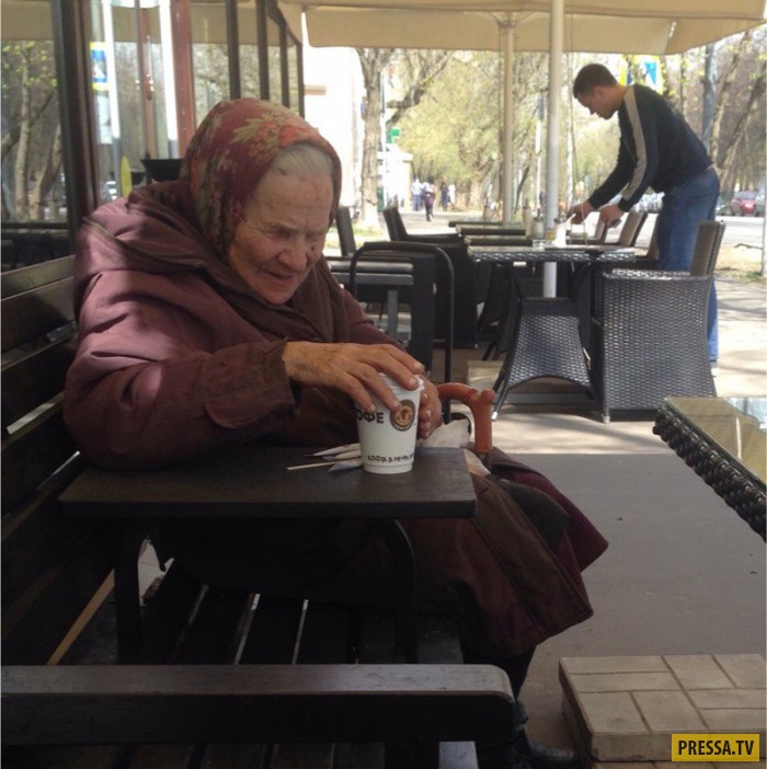 Этот парень ежедневно за свой счёт угощает чаем бабушку-ветерана (4 фото)