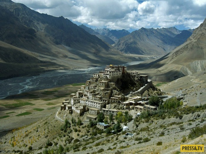 Ки Гомпа – один из крупнейших буддийских монастырей в Тибете (24 фото)