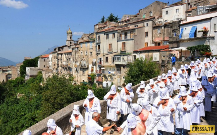  Религиозный фестиваль BIZARRE в Италии (10 фото)