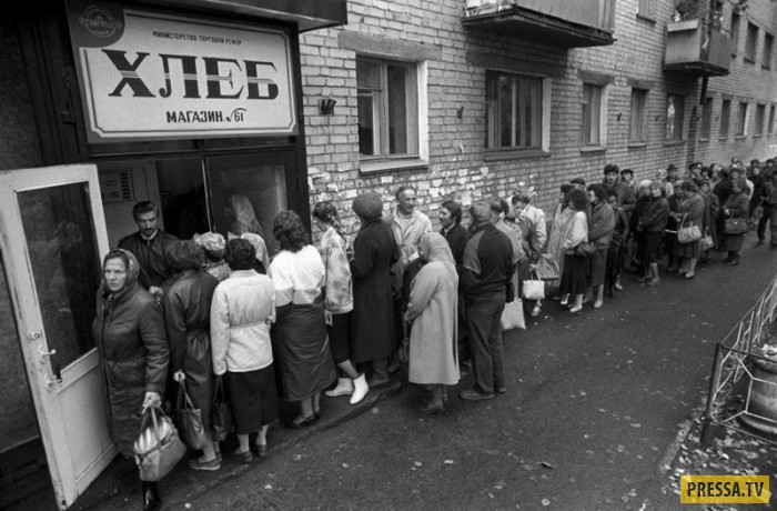 Назад в СССР: дефицит и пустые полки в советских магазинах (19 фото)