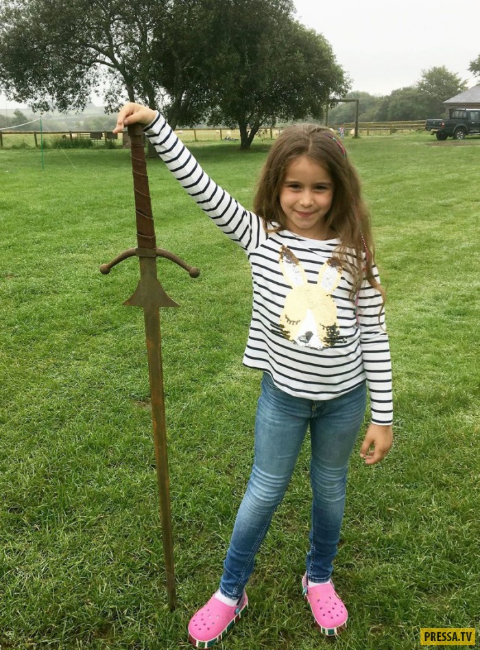 7-летняя девочка нашла легендарный меч Эскалибур на дне озера (5 фото)