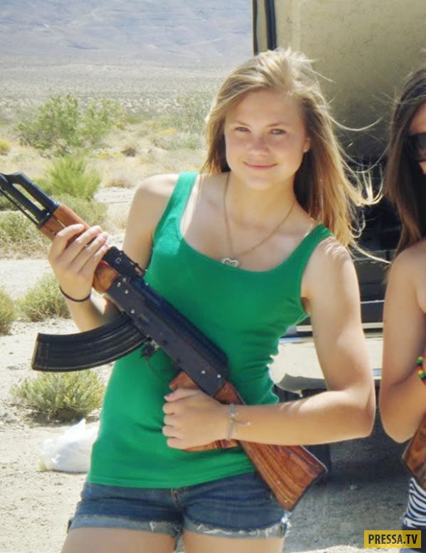 голые девушки с оружием