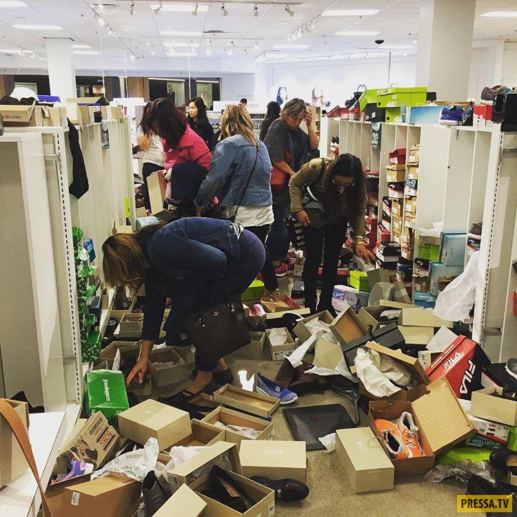 В Канаде разгромили магазины во время распродажи (10 фото)