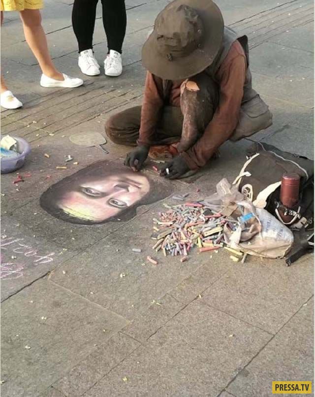Уличный китайский художник нарисовал мелками на асфальте Монну Лизу (6 фото)