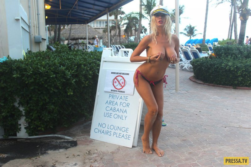 Американская певица Nadeea Volianova протестует против запрета ходить топлес (19 фото)