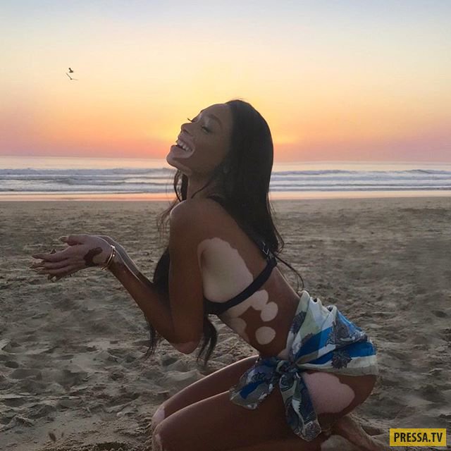 Необычная модель Винни Харлоу в бикини на пляже (10 фото)