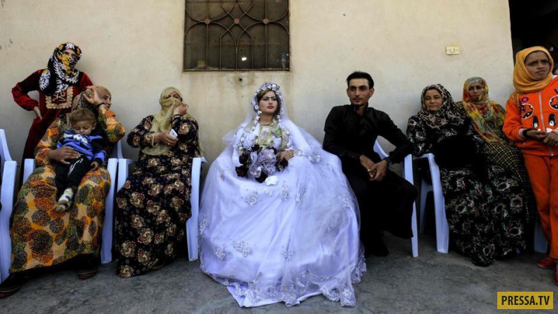 В освобожденном сирийском городе Ракке состоялась первая свадьба (8 фото)