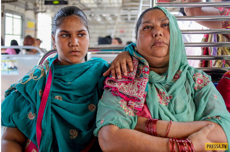 Женские вагоны на железных дорогах Мумбая (21 фото)