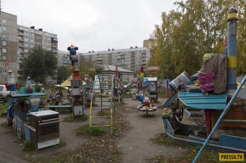 Очень странная детская площадка в Барнауле (6 фото)