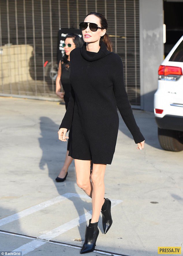 Анджелина Джоли сразила всех наповал коротким мини-платьем (15 фото)