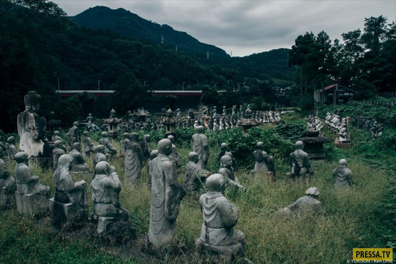 Буддистские статуи в жуткой японской деревне (14 фото)