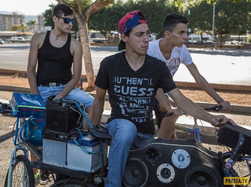 Подростковая мода в Палермо: велосипеды с акустическими системами (9 фото)