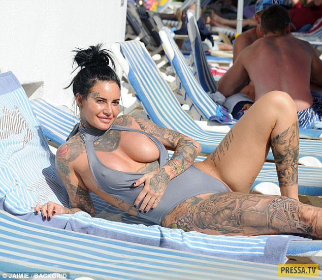 Раскрепощенная звезда шоу "Экс на пляже" приоткрыла интимную часть своего тела в бикини (5 фото)