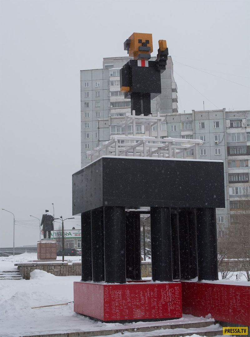 Красноярские художники установили памятник пиксельному Ленину (6 фото)