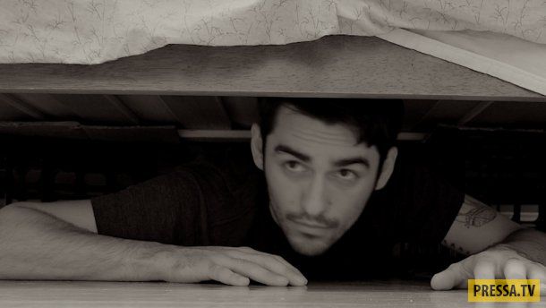 А я у них под кроватью...