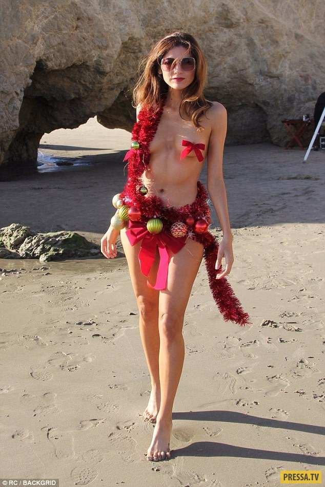 Такого вы ещё не видели! Голая Бланка Бланко, украшенная новогодней мишурой, разгуливала по пляжу! (5 фото)