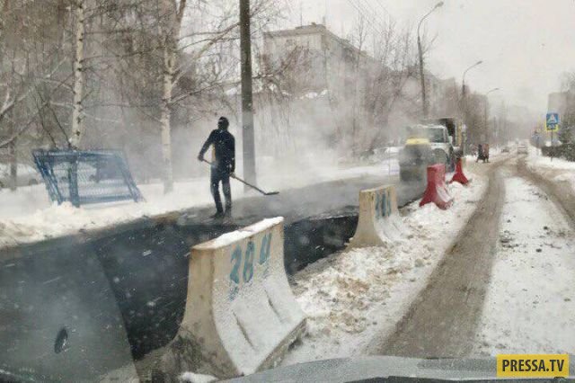 В Нижнем Новгороде закатали асфальтом свежий снег (4 фото)