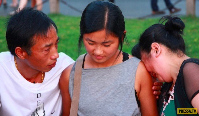 Увиделись через 22 года: китайская пара, бросившая дочь, дождалась встречи (11 фото)