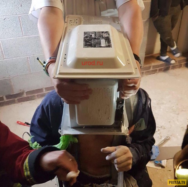 Спасатели сняли с головы молодого человека микроволновую печь (4 фото)